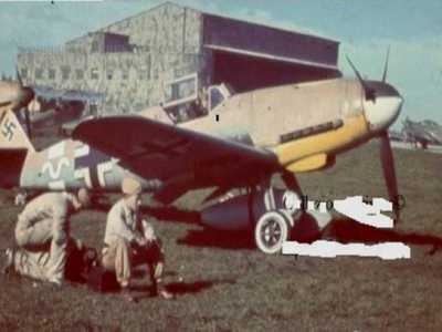 Tutto per� cambi� con il Secondo conflitto mondiale, che fece dell�aeroporto una base strategica per i Nazifascisti. Nel 1940, l�aviazione tedesca, la Luftwaffe, vi schier� parte delle sue truppe e sempre a Palese fu installato uno dei due radiolocalizzatori presenti nel Sud Italia